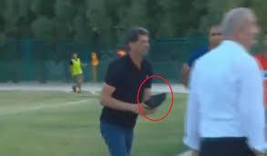 مدرب عربي يغضب ويلقي حذاءه على مشجع​ (فيديو)