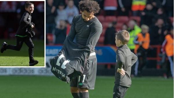 بالفيديو.. فرحة عارمة لطفل بعد حصوله على قميص محمد صلاح