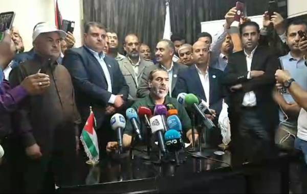 شاهد بالفيديو ...المعلمين :الإضراب مستمر، ومطلبنا سلمي، وهو اعتذار واعتراف بالعلاوة.. نجوع معاً أو نشبع معاً