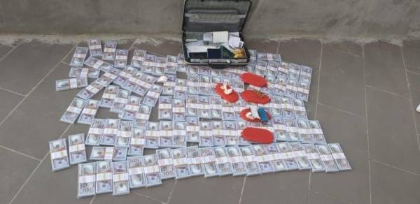 ضبط كمية كبيرة من الدولارات المزيفة وخمسة كفوف من الحشيش