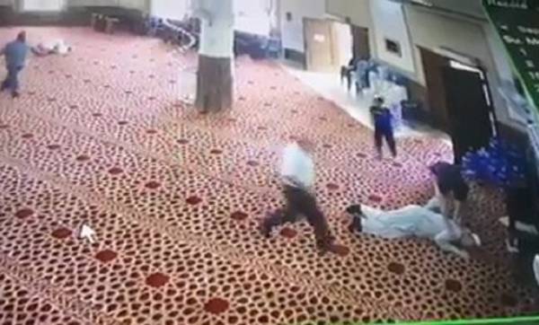 بالفيديو..لحظة وفاة مؤذن داخل مسجد في اربد
