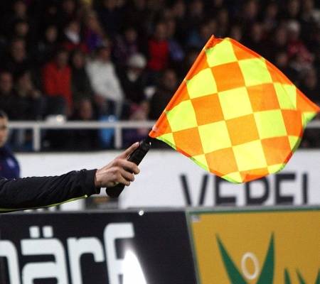 فيديو لحكم عربي يترك المباراة ويهرب.. والجمهور يطارده حتى منزله