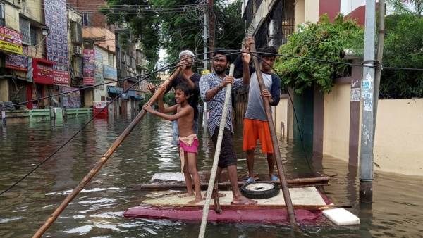 مياه الامطار تُغرق المستشفيات والمدارس والمباني العامة وتقتل (140) هندي