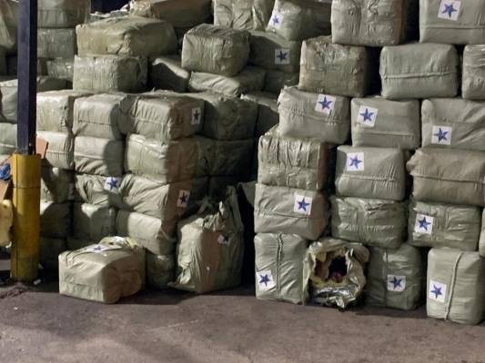 الجمارك تحبط محاولة تهريب العاب نارية وسجائر الكترونية ومنشطات جنسية