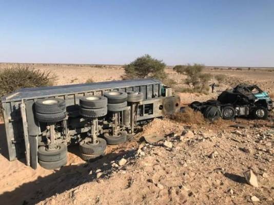 بالصور ...وفاة بتدهور شاحنة واشتعالها في الصحراوي