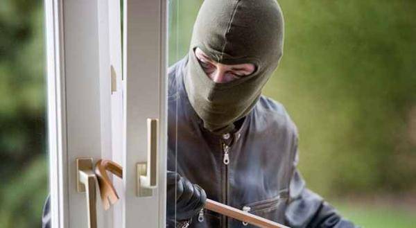 فيديو متداول ...محاولة سرقة لمحل مجوهرات في السلط