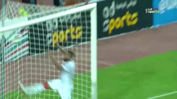 شاهد في واقعة طريفة.. لاعب لبناني يمزّق شباك فريقه بالبطولة العربية