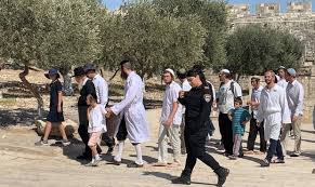 مستوطنـون يقتـحمـون الأقـصى والاحتلال يتمادى بانتهاك المقدسات