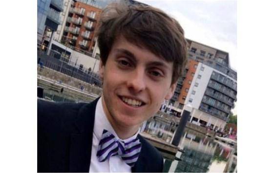 طالب يشنق نفسه يوم تخرجه