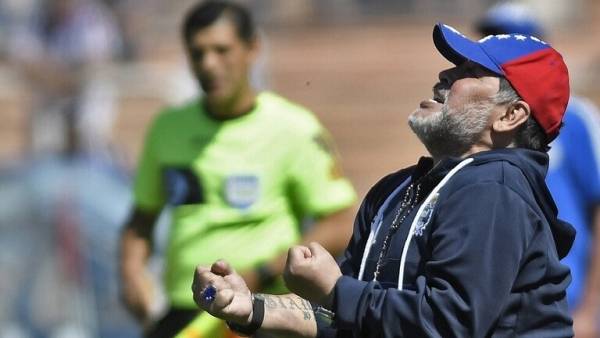 مارادونا يرقص فرحا بعد فوزه الأول مع فريقه الجديد (فيديو)