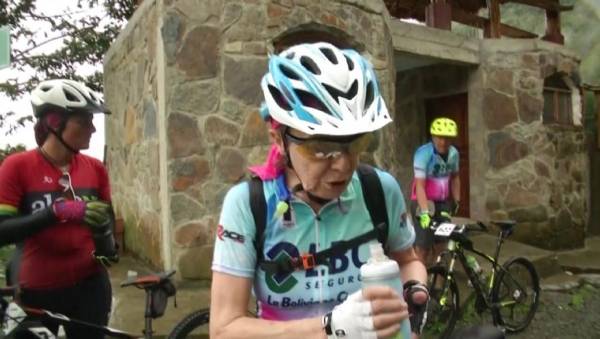 عجوز تعبر طريق الموت في بوليفيا على متن دراجة