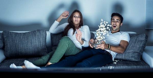 مشاهدة الأفلام قد تسرع من ظهور علامات الشيخوخة