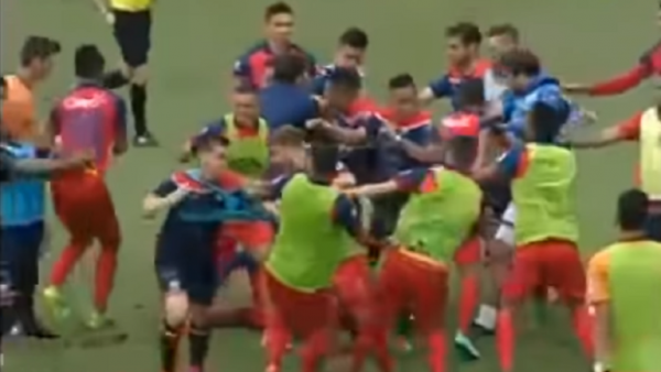 مباراة كرة قدم تتحول لحلبة مصارعة والحكم يشهر 8 بطاقات حمراء (فيديو)