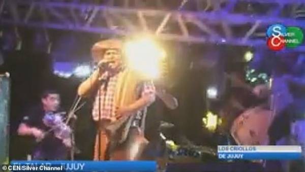 شاهد.. صدمة لمطرب بينما كان منخرطا في الغناء على خشبة المسرح