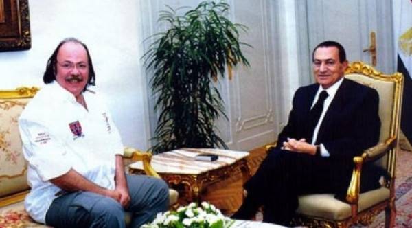 ما قصة الملايين التي دفعها حسني مبارك لعلاج طلعت زكريا؟