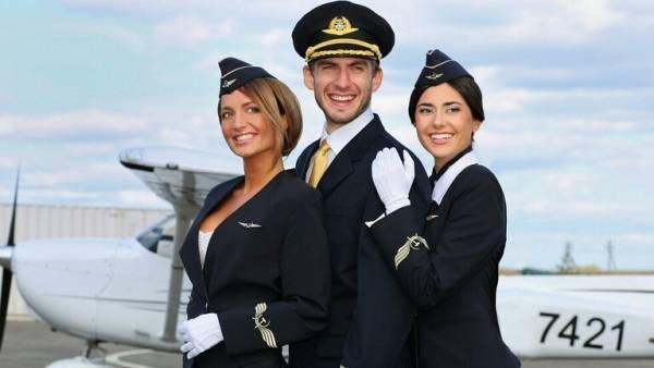 طيار ومضيفة يتبادلان اللكمات (فيديو)