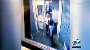 طيار ومضيفة يتبادلان اللكمات (فيديو)