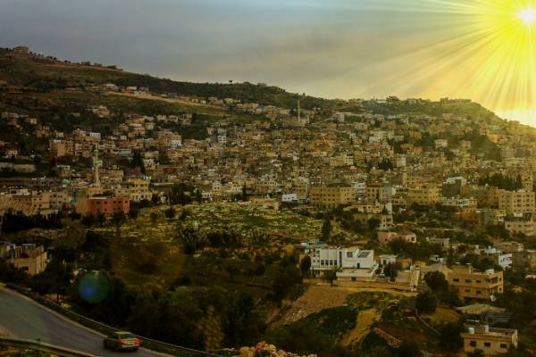 ما سبب استمرار الأجواء الحارة في الأردن حتى الآن؟