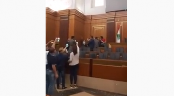 بالفيديو .. ناشطون يقتحمون البرلمان اللبناني