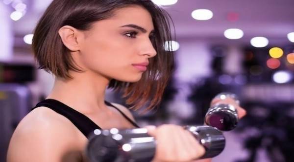 لهذه الأسباب...تجنبي وضع المكياج أثناء ممارسة الرياضة!