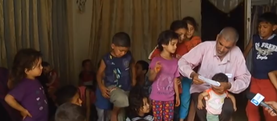 شاهد كيف يستدعي رب اسرة ابنائه الـ(40) ..فيديو