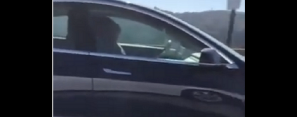 شاهد الفيديو .. يقود سيارته بسرعة (132كم) وهو نائم