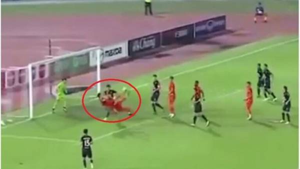بالفيديو.. هدف على طريقة الكابتن ماجد يسجل باسم لاعبين