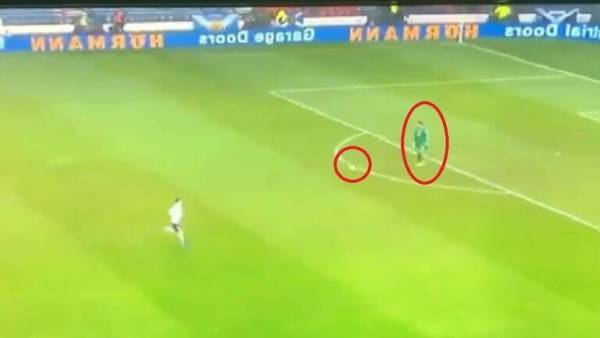 حارس مرمى يضرب بقوانين كرة القدم عرض الحائط (فيديو)