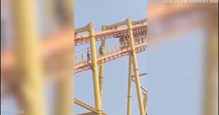 تعطل قطار أفعواني بركابه في الجو.. وطريقة مجنونة للنجاة