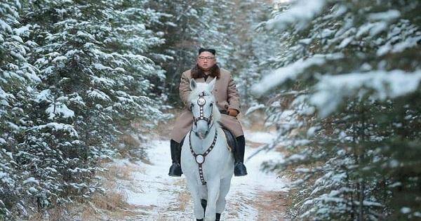 كيم على ظهر فرس أبيض.. صور غير معتادة وتعليقات مبالغ بها