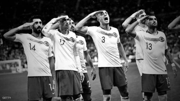 على وقع مأساة سوريا.. لاعبو تركيا يكررون التحية المستفزة