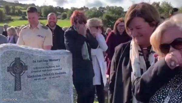 أخرجوني من هنا.. ميت خفيف الظل يضحك مشيعيه بنداء من قبره