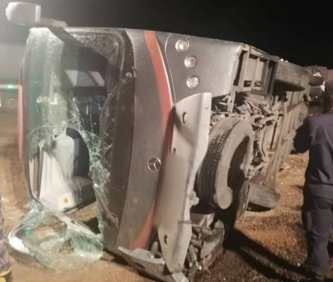 11 إصابة لسياح واردنيين إثر تدهور حافلة سياحية في العقبة (صور)