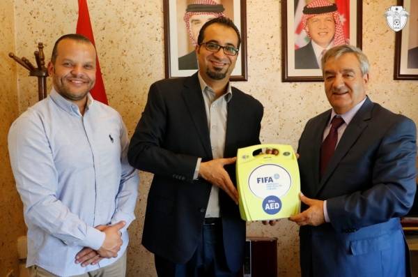 بدء توزيع اجهزة انعاش القلب للمدن الرياضية