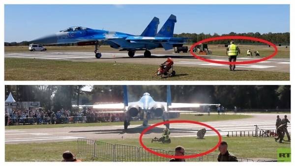 تطاير رجلين تحت تأثير محرك مقاتلة سو 27