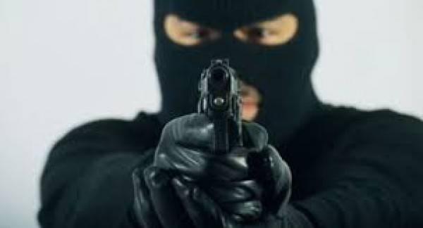 بالفيديو... لحظة السطو المسلح على احد البنوك في منطقة المحطة