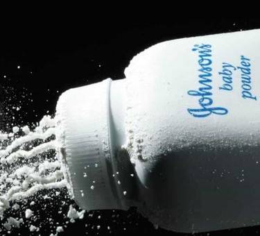 تؤدي للإصابة بالسرطان.. جونسون تسحب 33 ألف عبوة طالك من الأسواق