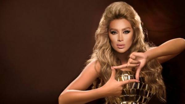 شاهد: مايا دياب ترقص فوق سيارتها أثناء احتجاجات لبنان