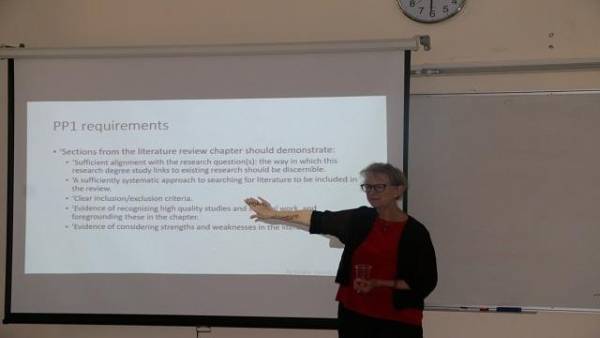 الشرق الاوسط تنظم دورات تقوية لطلبة الدكتوراة في جامعة  Bedfordshire البريطانية