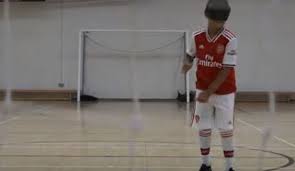 الفتى ميكي يلعب كرة القدم رغم فقدانه بصره