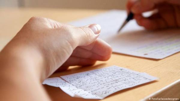 طرد عضوة بالبرلمان من الجامعة بسبب «الغش».. استأجرت 8 يشبهنها ليأخذن مكانها في الامتحانات