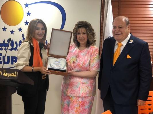 المجموعة العربية الأوروبية تكرم  موظفتها غادة الزعمط