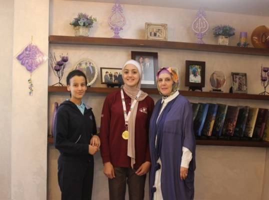 إذا اشْترَكَتْ نجومُ النُظُْمِ مِـنّـا تـَحصَّـدت المـراتـبُ أجْمعِــيْـنا