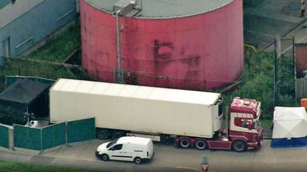 العثور على (39) جثة داخل شاحنة في بريطانيا ...صور