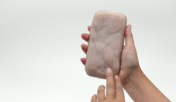 تطوير جلد صناعي يستجيب لــ لمسات البشر ومشاعرهم