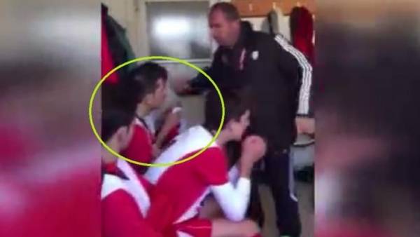 بالفيديو ..مدرب يصفع لاعبيه واحداً تلو الآخر بسبب أدائهم السيئ أثناء المباراة