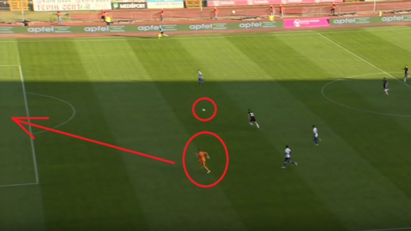 بالفيديو.. حارس مرمى يتلقى هدفا كوميديا بعد احتفاله مع زملائه بهدف وهمي