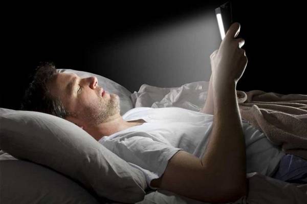 استخدام الموبايل في الظلام يصيب ب«جلطة العين»