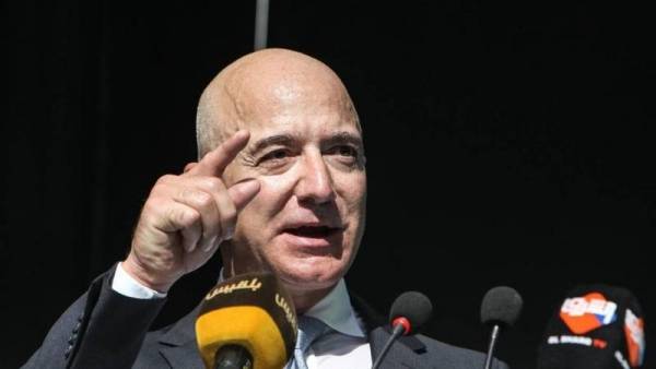 أغنى رجل بالعالم يدخل فصلاً دراسياً و3 طلاب فقط تمكنوا من معرفة هويته