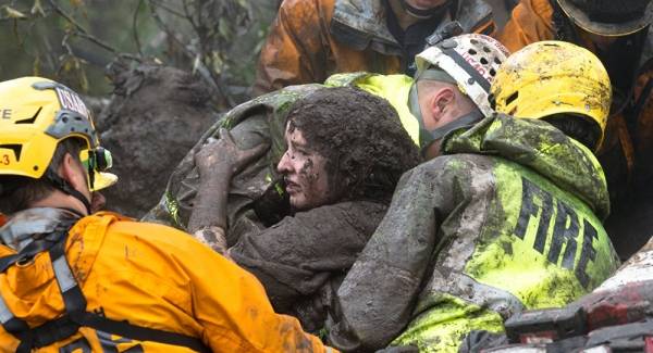 بالفيديو... الأرض تبتلع رجلين في مشهد مروع